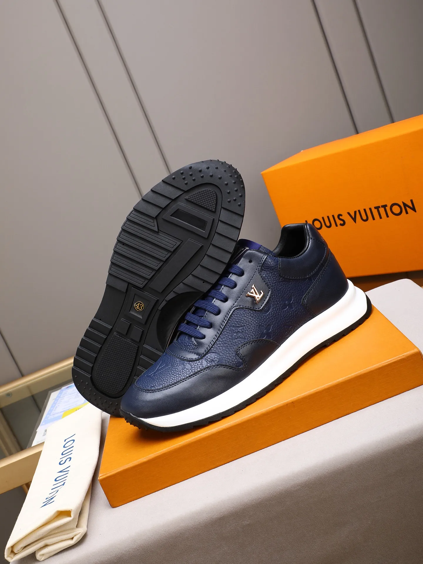 Men's shoes 💰460 [LV] Imported calfskin embossed, breathable first-layer sheep lining ✊✊Fashionable, crisp, stylish, more eye-catching and more classy. It will subvert the old idea and be a must-have for fashionistas who want to spend time with you! Must keep it for yourself! High and comfortable but low, high-end quality workmanship. 38-44 (45 customized)